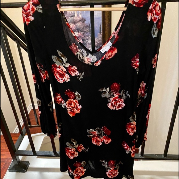 Black dress with roses 🌹 - Picture 5 of 8